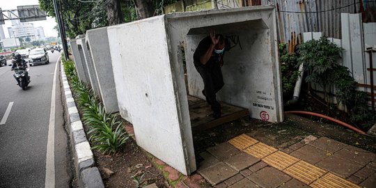 Beton Saluran Air Ganggu Kenyamanan Pejalan Kaki di Gatot Subroto