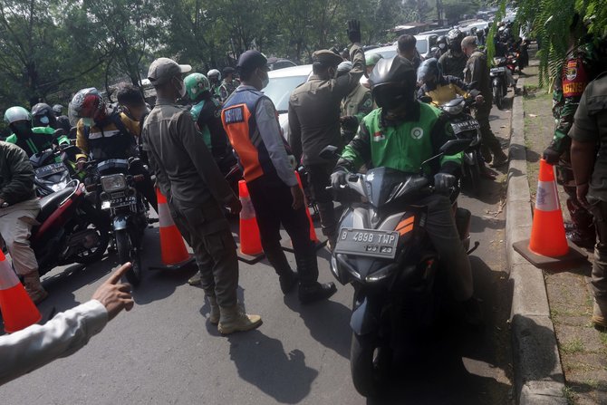 kendaraan menuju depok tertahan di pos penyekatan ppkm darurat