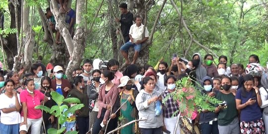 Hujan Deras Iringi Rekonstruksi Kasus Pembunuhan Ibu dan Anak di Kupang