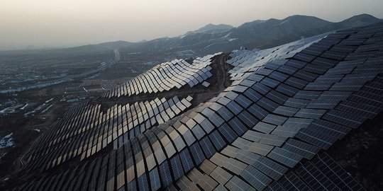 Melihat Perbukitan di China Dipenuhi Panel Surya