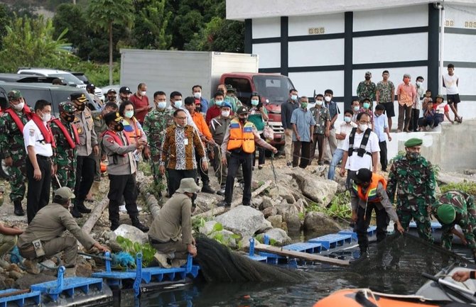 tata kawasan danau toba kapolda sumut tertibkan 49 karamba apung milik warga