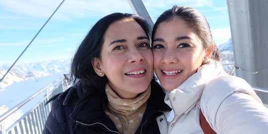 Jadi Teman Curhat, Intip 4 Potret Kebersamaan Naysila Mirdad Bareng Sang Ibunda
