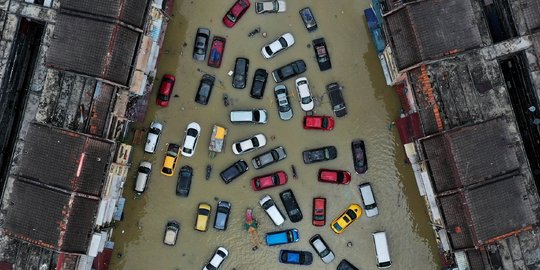 Penampakan Ratusan Kendaraan Terendam Banjir di Malaysia