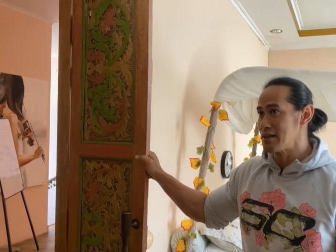 kental nuansa bali ini 6 potret rumah ade rai di bandung