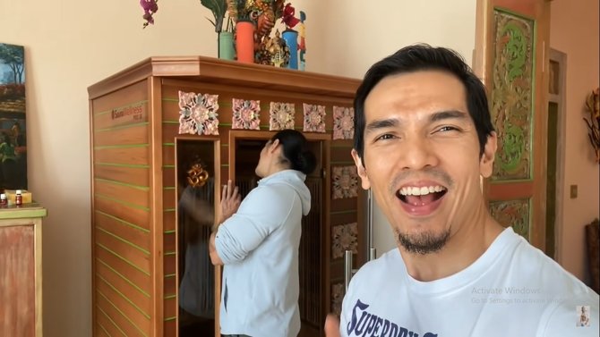 kental nuansa bali ini 6 potret rumah ade rai di bandung