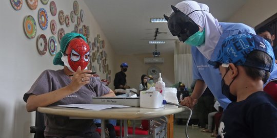 Saat 'Superhero' Layani Vaksinasi Anak