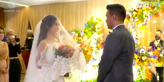 Menikah di Hari Ibu, Ini 5 Perjalanan Cinta Joshua Suherman dan Clairine