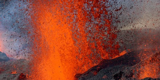 Ngerinya Penampakan Gunung Piton de la Fournaise Meletus di Prancis