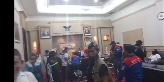 Desak Revisi SK UMK 2022, Buruh Terobos Kantor Gubernur Banten