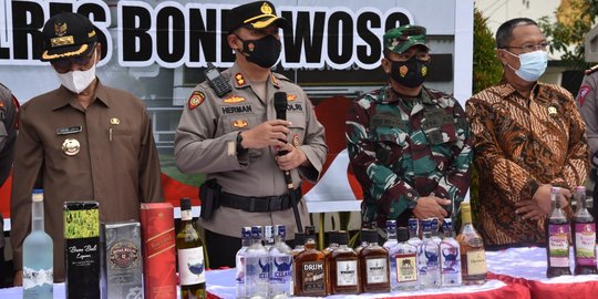 Ribuan Miras Ilegal dan Puluhan Knalpot Brong di Bondowoso Dimusnahkan