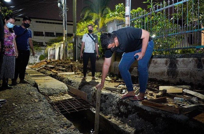 sidak pengerjaan drainase tengah malam bobby nasution dibikin geram karena ini