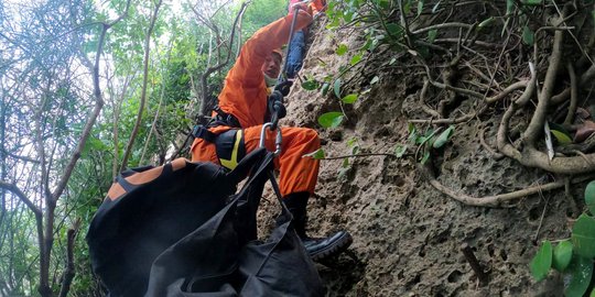 Jenazah Membusuk Tersangkut di Tebing Karang Boma Kuta Gegerkan Warga Badung