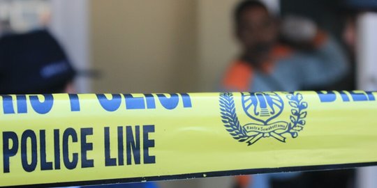 Terekam CCTV, Pria Diduga Bawa Pistol Gasak Barang Kontrakan di Kabupaten Bekasi