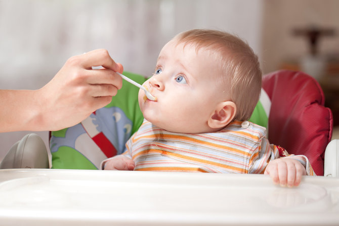 ilustrasi bayi makan