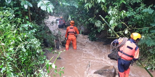 Ibu-Anak Hilang Terseret Sungai di Lembang Saat Menolong Anjing Peliharaannya