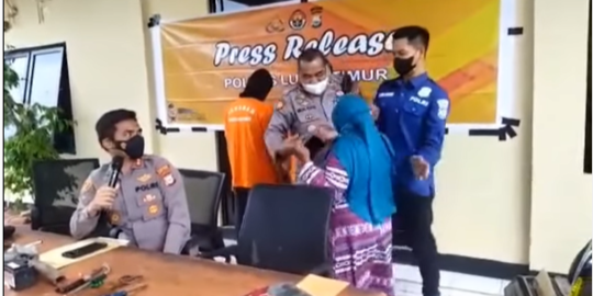 Jumpa Pers Perwira Polri Terhenti Gara-Gara Emak-Emak Ngamuk, Penjahatnya Mau Dihajar