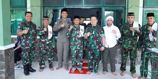 Bukan Cuma di Kopassus, Sosok Bersorban Juga Dampingi Kasad Jenderal Dudung di Papua