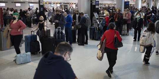 Varian Baru Makin Menyebar, Bandara Miami Terus Dipadati Wisatawan