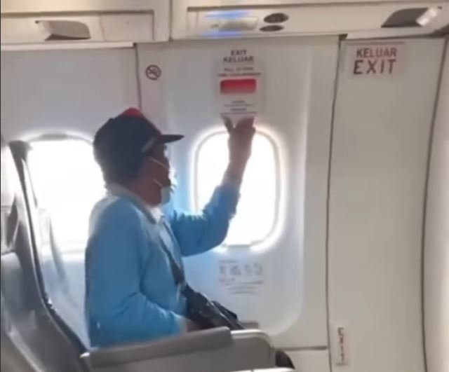 pria ini coba buka pintu darurat pesawat