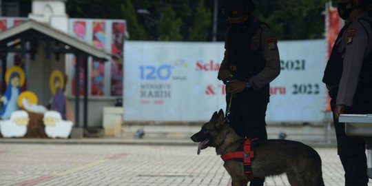 Pengamanan Ketat Gereja Katedral untuk Malam Natal