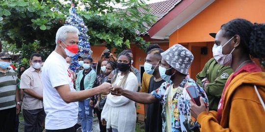 Momen Ganjar Pranowo Tengok Perayaan Natal di Asrama Mahasiswa Papua