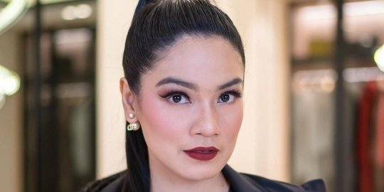 Potret Titi Kamal Berpakaian Serba Hitam, Bukannya Menakutkan Tapi Makin Cantik