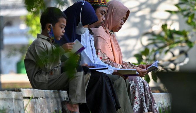 17 tahun peringatan tsunami aceh intip momen warga saat berziarah ke kuburan massal