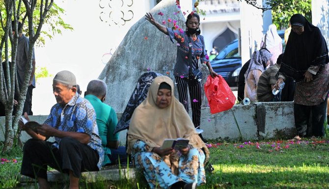 17 tahun peringatan tsunami aceh intip momen warga saat berziarah ke kuburan massal