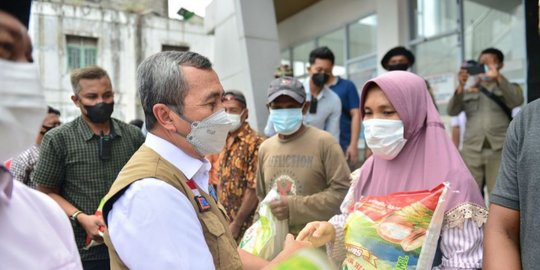 Datangi Korban Banjir, Gubernur Riau Serahkan Bantuan Sembako hingga Tenda