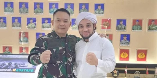 Ulama Sahabat Kasad Jenderal TNI Dudung Bawa Baret Kopassus Sampai ke Tanah Suci