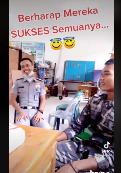 bahagia kedatangan anak murid yang berhasil jadi prajurit