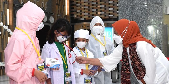 Ibu Iriana Jokowi Tinjau Vaksinasi Covid-19 untuk Anak di Jakarta