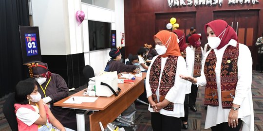 Iriana Tinjau Vaksinasi Covid-19 untuk Anak Usia 6-11 Tahun