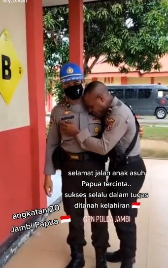 momen haru polisi asal papua berpisah dengan 039orangtua asuh039