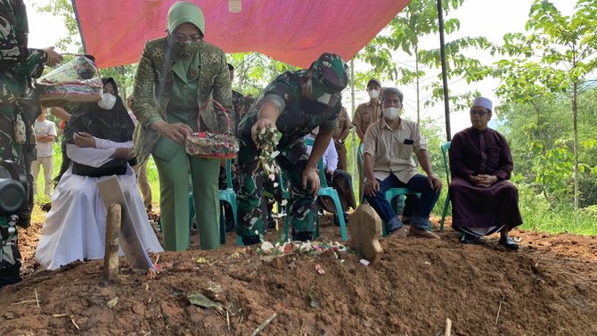 kasad jenderal dudung kunjungi rumah keluarga korban laka lantas nagreg di kampung cijolang