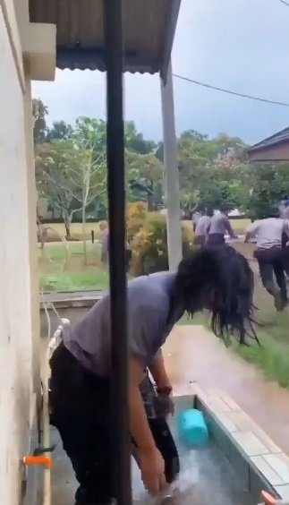 polwan cantik langsung beraksi saat mau diceburkan ke kolam