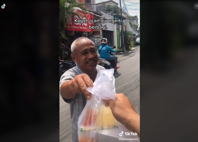 viral orang kekurangan beri makanan ke wanita penolong