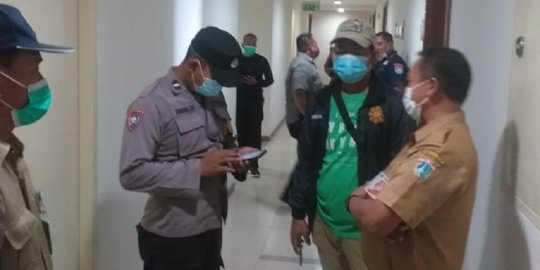 Petugas Evakuasi Pasien Diduga Covid-19 dari Apartemen di Jakut