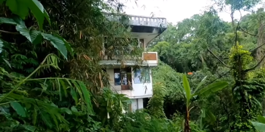 Penampakan Rumah Mewah di Tepi Jurang Tak Terurus, Penghuni Pilih Pergi