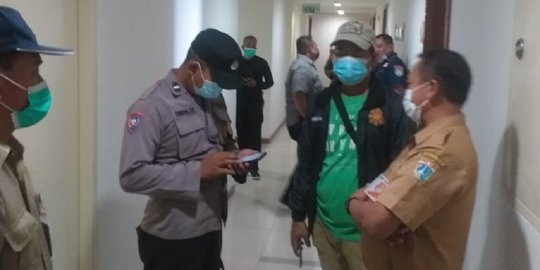 Polisi Jelaskan Proses Evakuasi Pasien Transmisi Lokal Omicron di Apartemen Jakut