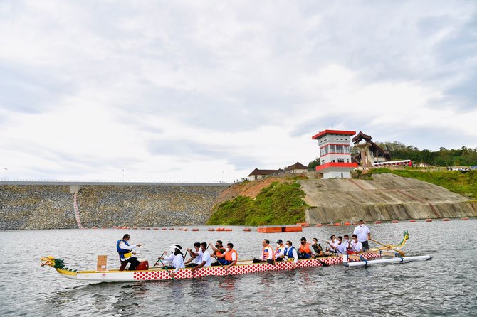 aksi jokowi dayung perahu naga