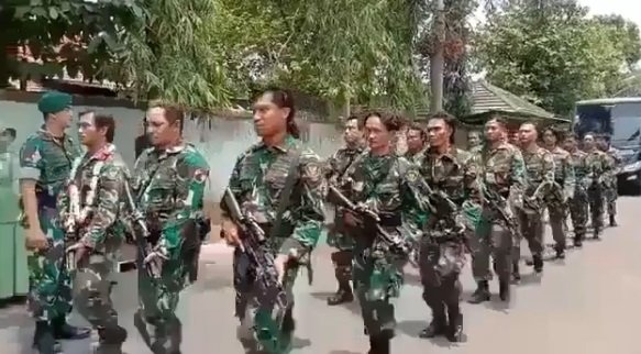 prajurit tni kembali dari bertugas