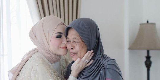 4 Momen Kedekatan Nathalie Holscher dengan Ibunda Sule, Beri Tas Mewah