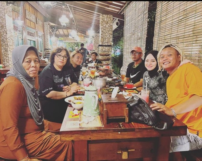 4 momen kedekatan nathalie holscher dengan ibunda sule beri tas mewah