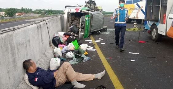 relawan erupsi semeru asal tangerang kecelakaan di tol pasuruan