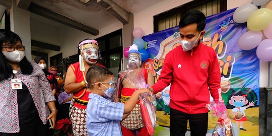 Gibran Beri Hadiah Buku hingga Sepeda untuk Peserta Vaksin Anak Usia 6-11 Tahun