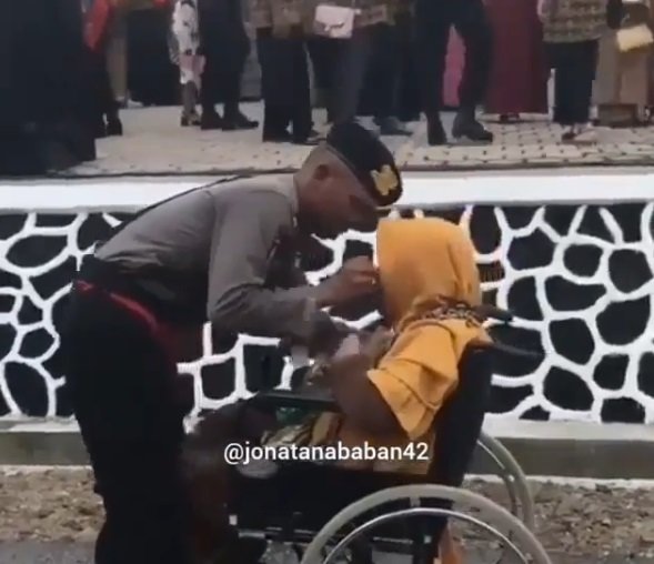 pemuda ini amat muliakan sang ibu sampai cium kakinya di depan komandan