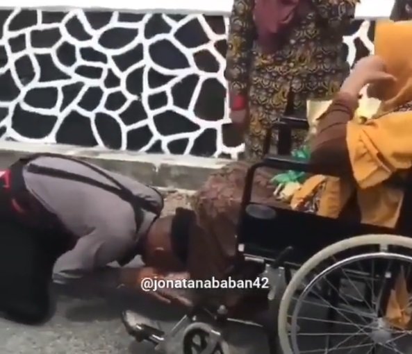 pemuda ini amat muliakan sang ibu sampai cium kakinya di depan komandan