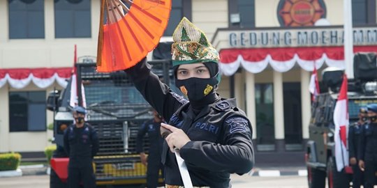 Intip Aksi Polwan Korps Brimob Beratraksi Pakai Golok,Wajahnya Cantik Tapi Jago Silat