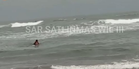 Menegangkan, Begini Detik-Detik Tim SAR Selamatkan Wisatawan di Pantai Parangtritis